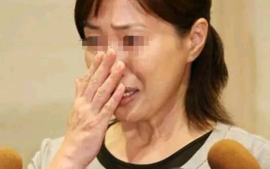 老公睡前想抽菸，她好心下樓買，回來樓下碰見一人，她卻含淚離婚