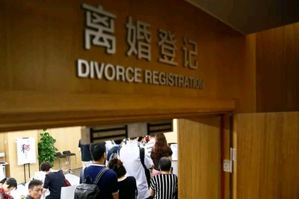 老公睡前想抽菸，她好心下樓買，回來樓下碰見一人，她卻含淚離婚