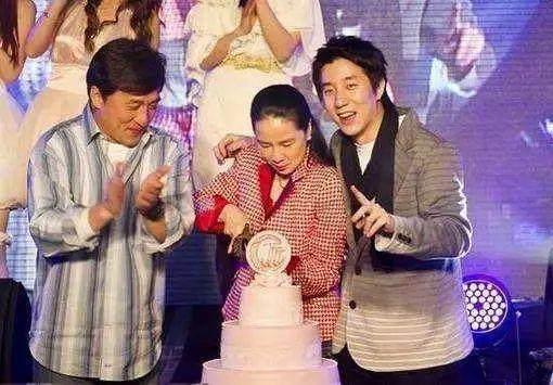 成龍為何不肯與小龍女相認？林鳳嬌的采訪中透露真實原因！