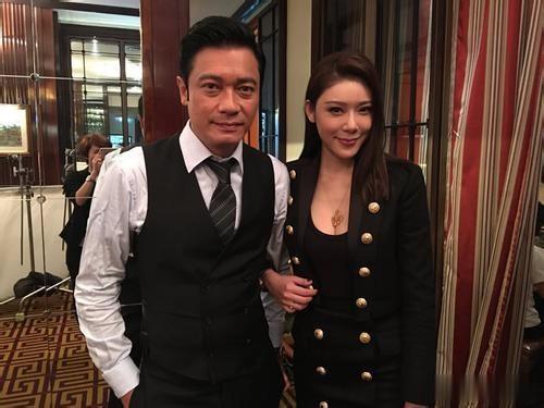 他成名後拋陪伴「28年」糟糠之妻，迎娶小12歲的美嬌妻！前妻心寒卻表示：「不怪他！」