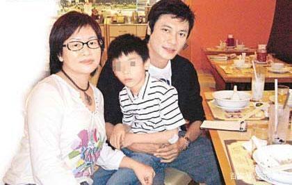 他成名後拋陪伴「28年」糟糠之妻，迎娶小12歲的美嬌妻！前妻心寒卻表示：「不怪他！」
