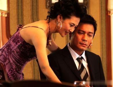 他成名後拋陪伴「28年」糟糠之妻，迎娶小12歲的美嬌妻！前妻心寒卻表示：「不怪他！」