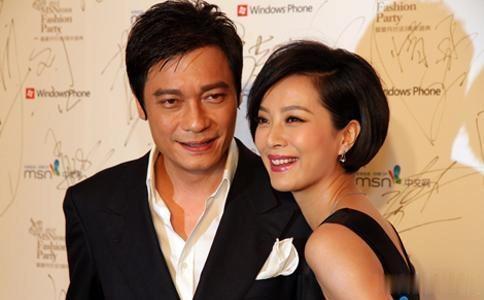 他成名後拋陪伴「28年」糟糠之妻，迎娶小12歲的美嬌妻！前妻心寒卻表示：「不怪他！」