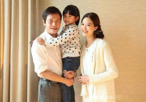 他成名後拋陪伴「28年」糟糠之妻，迎娶小12歲的美嬌妻！前妻心寒卻表示：「不怪他！」