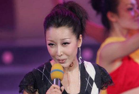 曾經紅過王菲，嫁入豪門後淡出樂壇，今46歲堅持公益受人尊敬!