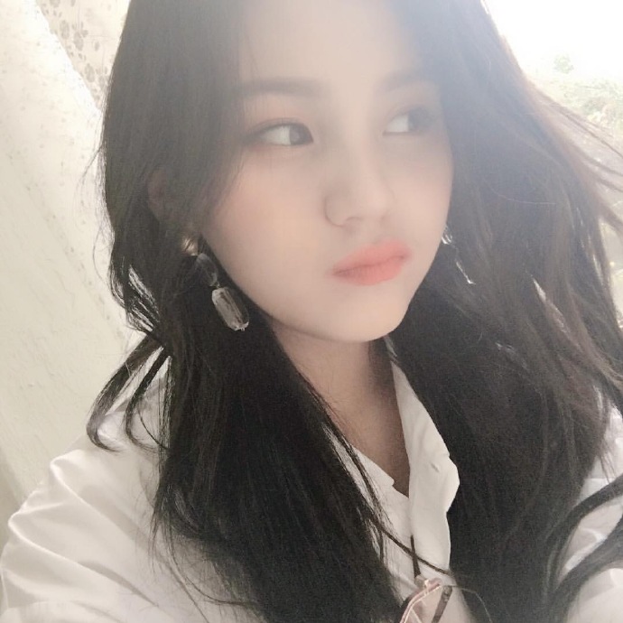 [GFRIEND][分享]181216 果汁美砰砰的嚴智近照動搖飯心的氛圍女神！