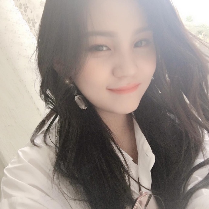 [GFRIEND][分享]181216 果汁美砰砰的嚴智近照動搖飯心的氛圍女神！