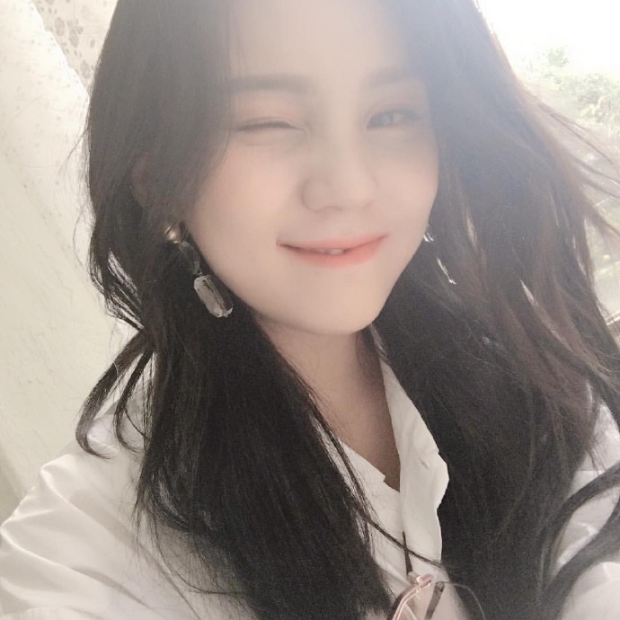 [GFRIEND][分享]181216 果汁美砰砰的嚴智近照動搖飯心的氛圍女神！