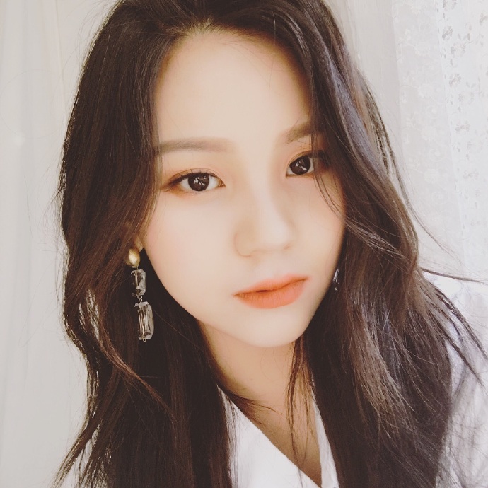 [GFRIEND][分享]181216 果汁美砰砰的嚴智近照動搖飯心的氛圍女神！