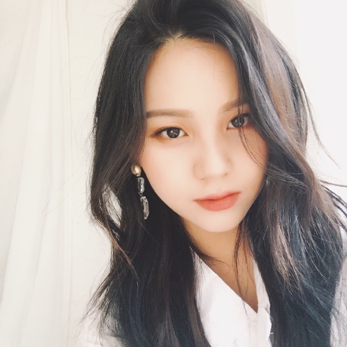 [GFRIEND][分享]181216 果汁美砰砰的嚴智近照動搖飯心的氛圍女神！