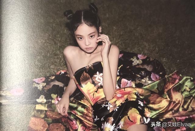 Jennie新髮型太鬼馬風，愛心眼鏡修身衣，卻被這對雙馬尾搶盡風頭