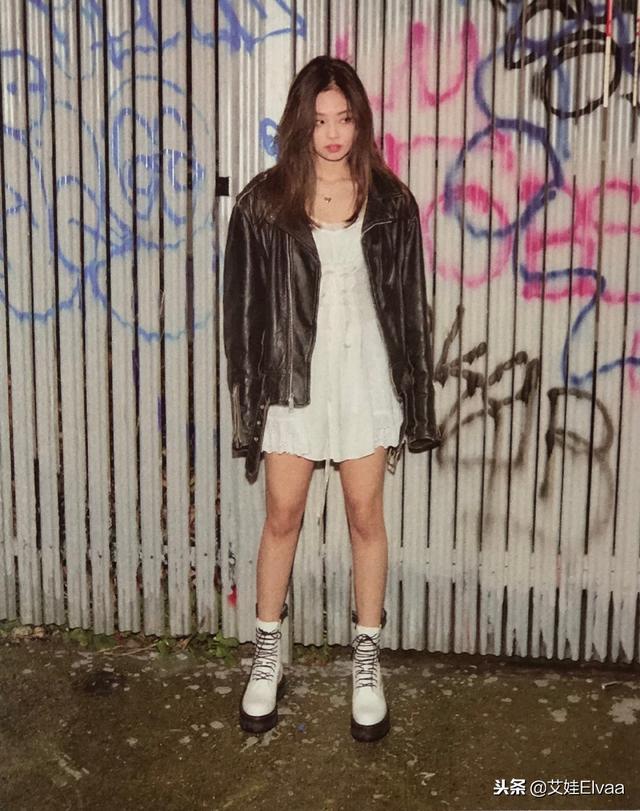 Jennie新髮型太鬼馬風，愛心眼鏡修身衣，卻被這對雙馬尾搶盡風頭