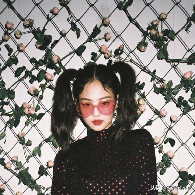 Jennie新髮型太鬼馬風，愛心眼鏡修身衣，卻被這對雙馬尾搶盡風頭