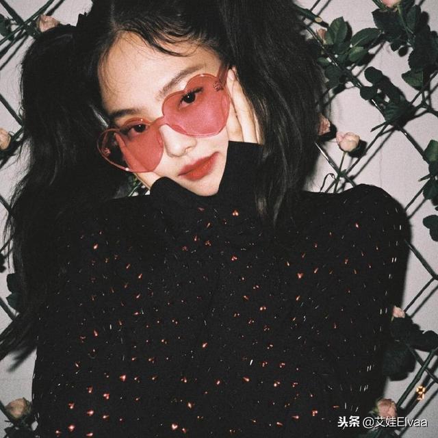 Jennie新髮型太鬼馬風，愛心眼鏡修身衣，卻被這對雙馬尾搶盡風頭