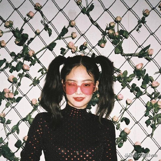 Jennie新髮型太鬼馬風，愛心眼鏡修身衣，卻被這對雙馬尾搶盡風頭