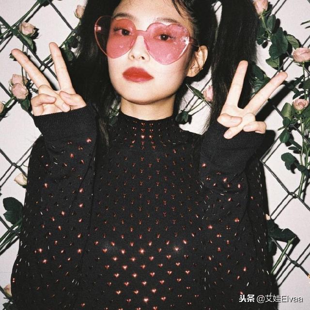 Jennie新髮型太鬼馬風，愛心眼鏡修身衣，卻被這對雙馬尾搶盡風頭