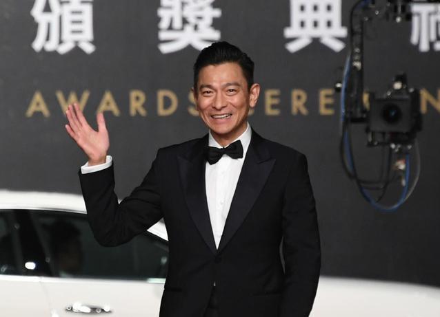劉德華給「小鮮肉」頒獎，他們卻不把天王當回事，一臉不屑全程無視，網友：「真沒禮貌」！ 