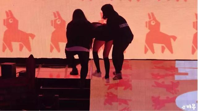 雪炫在公演中身體不適，但仍努力堅持到歌曲結束才倒下！最後在工作人員的攙扶走下舞台！