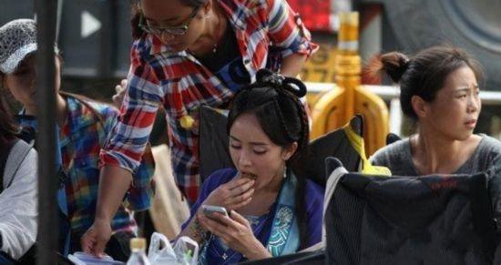 明星罕見片場搞怪照！胡歌老不正經，看完知道爲什麽吳奇隆會娶劉詩詩了！ 