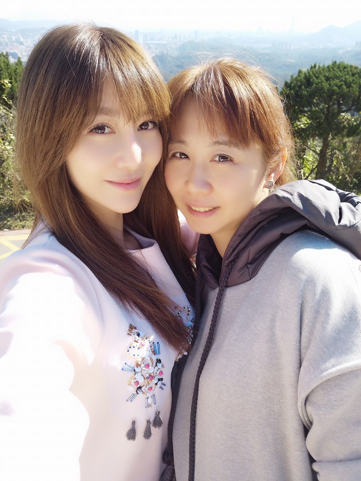 曾莞婷「大10歲親姊姊」終於曝光！「雪白肌膚+氣質長髮」網友驚喊：根本美魔女 -