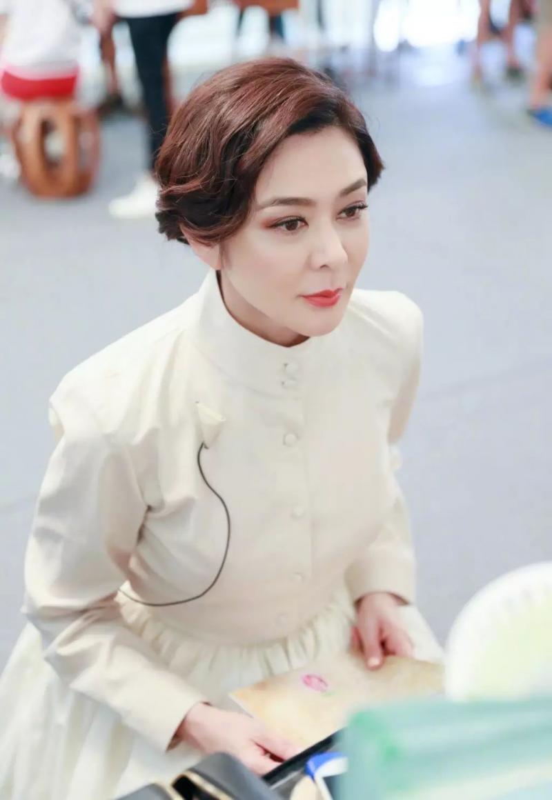 53歲王祖賢遇上56歲關之琳，一個自然老去，一個臉像打了膨脹劑！