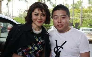 53歲王祖賢遇上56歲關之琳，一個自然老去，一個臉像打了膨脹劑！