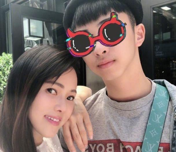 爸媽高顏值兒子卻沒下巴，伊能靜正面回應，原來小時候就這毛病！