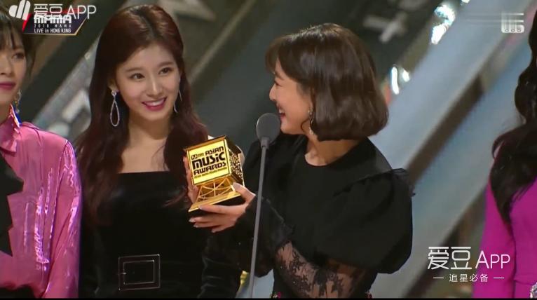 [TWICE][新聞]181215 「2018MAMA」香港場大賞主人公為九兔！TWICE榮獲「年度歌曲」獎！