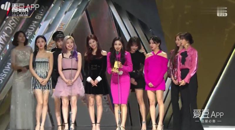 [TWICE][新聞]181215 「2018MAMA」香港場大賞主人公為九兔！TWICE榮獲「年度歌曲」獎！