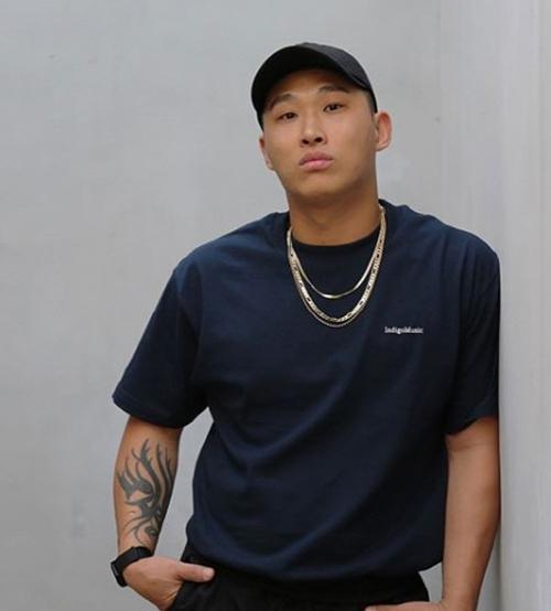 九年前他和Simon D獲得了MAMA新人獎，出獄後他又重返MAMA舞台！