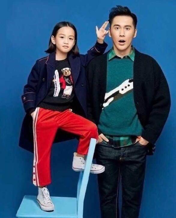 鐘麗緹出席活動薄紗若隱若現好誘人，沒想到胸部以下卻讓人好尷尬！連年輕老公也有點不忍看了