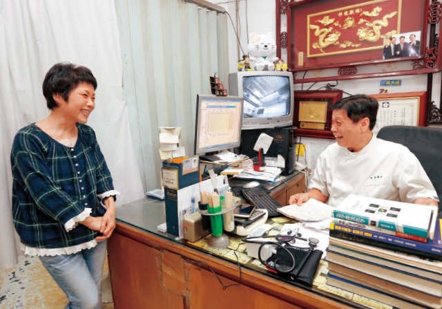 法醫高大成「難得放閃日籍嬌妻」大讚：她沒有缺點　外表超清秀「看不出62歲」網友直呼好幸福