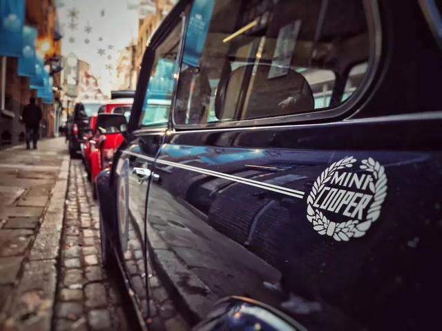 坐著Mini老爺車游倫敦，好招搖的英國人