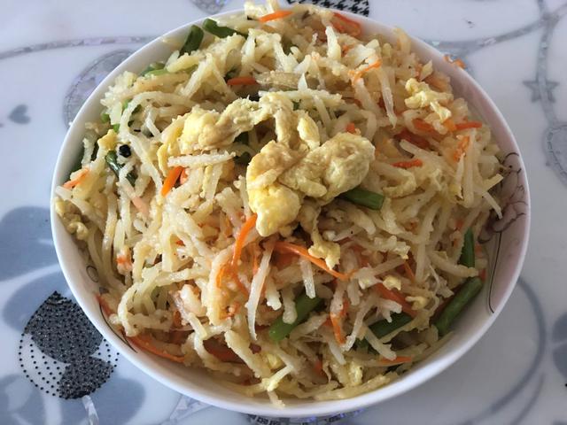 土豆不要炒著吃了，這樣簡單一做，主食和菜都有了，全家搶著吃！