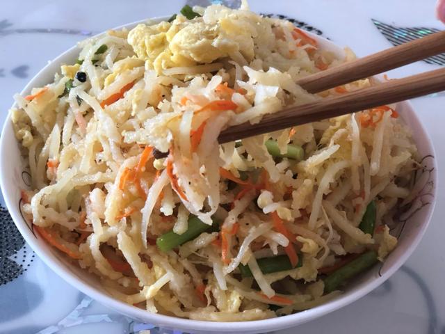 土豆不要炒著吃了，這樣簡單一做，主食和菜都有了，全家搶著吃！