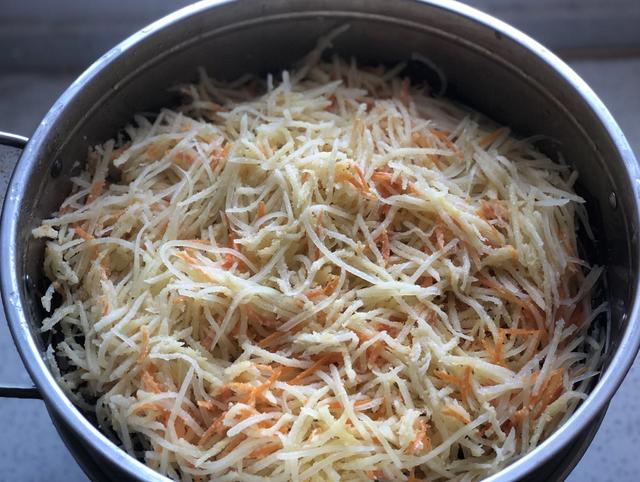 土豆不要炒著吃了，這樣簡單一做，主食和菜都有了，全家搶著吃！
