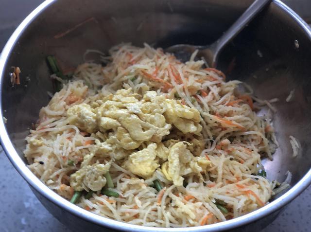 土豆不要炒著吃了，這樣簡單一做，主食和菜都有了，全家搶著吃！