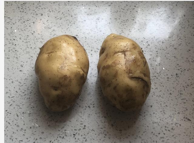 土豆不要炒著吃了，這樣簡單一做，主食和菜都有了，全家搶著吃！