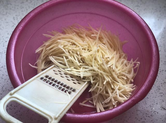 土豆不要炒著吃了，這樣簡單一做，主食和菜都有了，全家搶著吃！