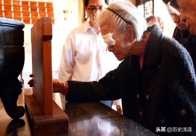 丈夫為國家犧牲！93歲老婦「77年來未曾忘記」 不顧高齡體弱飄洋過海「見他一面」