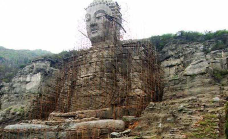 世界上最早的石刻大佛：武則天為它披袈裟，神秘消失600年後再現人間！ 
