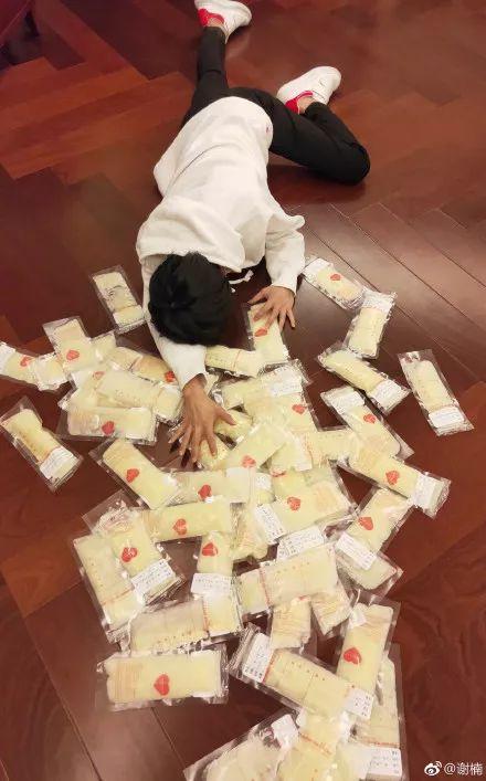 賓士女司機炫富摔！掉貂皮大衣下的衣服讓全網暴動！網友：摔出的東西成功搶鏡！ 