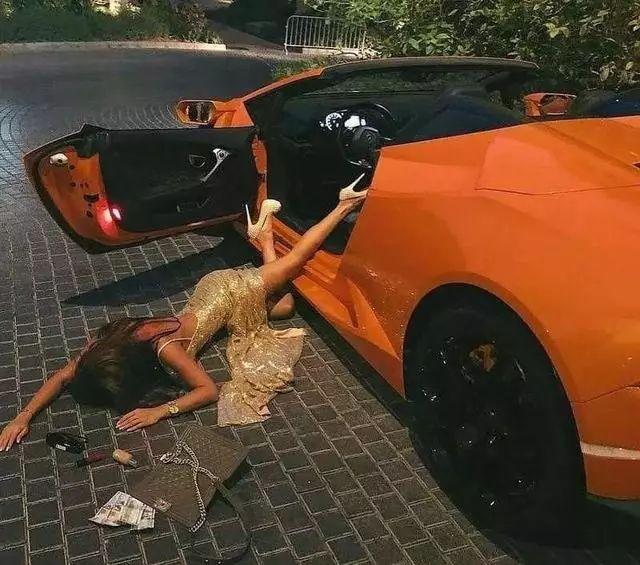 賓士女司機炫富摔！掉貂皮大衣下的衣服讓全網暴動！網友：摔出的東西成功搶鏡！ 