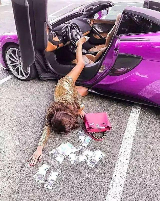 賓士女司機炫富摔！掉貂皮大衣下的衣服讓全網暴動！網友：摔出的東西成功搶鏡！ 