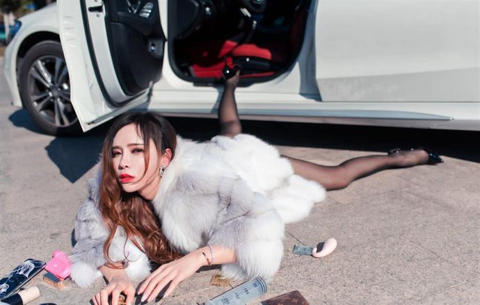 賓士女司機炫富摔！掉貂皮大衣下的衣服讓全網暴動！網友：摔出的東西成功搶鏡！ 