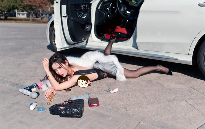 賓士女司機炫富摔！掉貂皮大衣下的衣服讓全網暴動！網友：摔出的東西成功搶鏡！ 