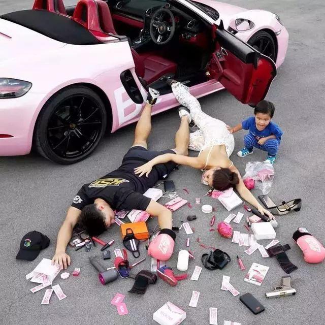 賓士女司機炫富摔！掉貂皮大衣下的衣服讓全網暴動！網友：摔出的東西成功搶鏡！ 