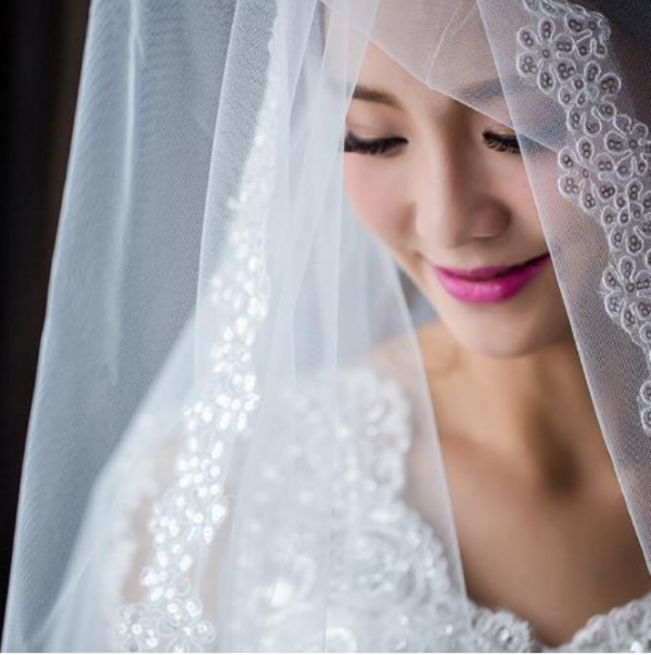 世上最霸氣新娘，敬酒一個姿勢嚇傻新郎！網驚呼:職業病跑出來了