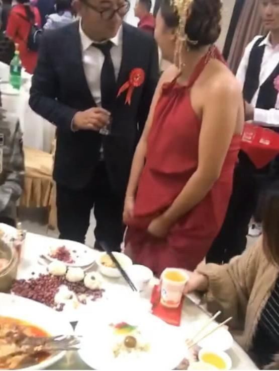 世上最霸氣新娘，敬酒一個姿勢嚇傻新郎！網驚呼:職業病跑出來了