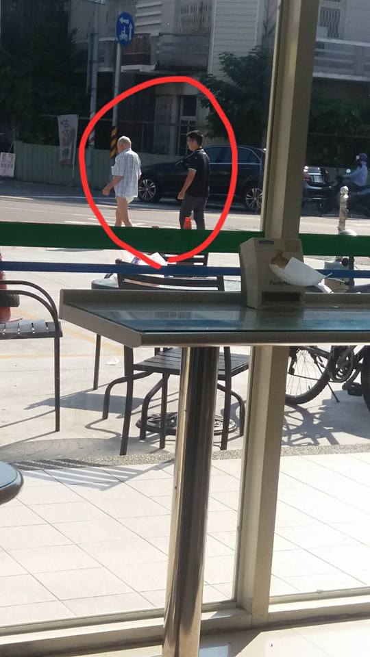  她看到失智症老爺爺走進超商後「店員的態度明顯不一樣」，下一秒拍到的畫面讓大家都被暖哭了！